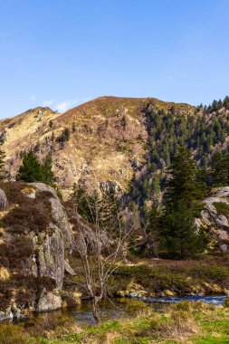 İlkbaharda Haut-Couserans 'taki Şelalenin üstündeki platodan Ars Nehri, Ariege.