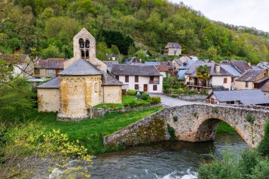 Aziz Pierre Kilisesi, Couserans bölgesindeki Les Bordes-sur-Lez köyündeki Lez Nehri kıyısındaki Ourjout köyünde.