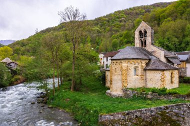 Aziz Pierre Kilisesi, Couserans bölgesindeki Les Bordes-sur-Lez köyündeki Lez Nehri kıyısındaki Ourjout köyünde.