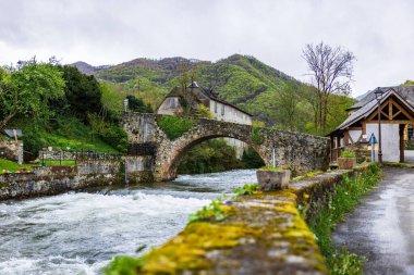 Couserans bölgesindeki Les Bordes-sur-Lez köyündeki Ourjout köyündeki Lez Nehri 'ni geçen köprü.