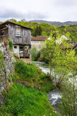 Ariege 'in Couserans bölgesindeki Lez Nehri, Les Bordes-sur-Lez köyündeki Ourjout köyünden.