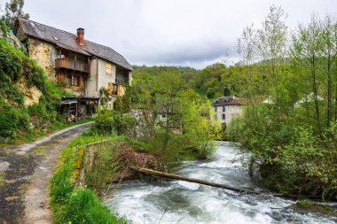 Ariege 'in Couserans bölgesindeki Lez Nehri, Les Bordes-sur-Lez köyündeki Ourjout köyünden.