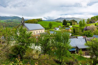 Saint-Barthelemy Kilisesi baharda Castillon-en-Couserans köyündeki Couserans bölgesinin yeşil ve tepe manzaralı bir karakteristiğidir.