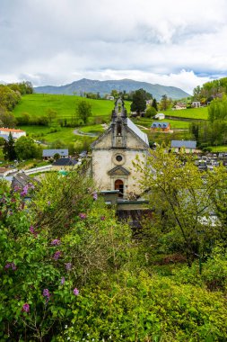 Saint-Barthelemy Kilisesi baharda Castillon-en-Couserans köyündeki Couserans bölgesinin yeşil ve tepe manzaralı bir karakteristiğidir.