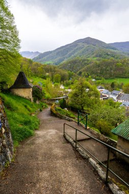 Castillon-en-Couserans köyü ilkbaharda Couserans bölgesinin yeşil ve tepe manzarasının kalbinde yer alır.