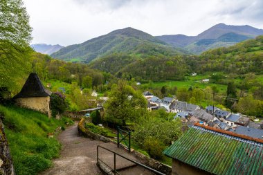 Castillon-en-Couserans köyü ilkbaharda Couserans bölgesinin yeşil ve tepe manzarasının kalbinde yer alır.
