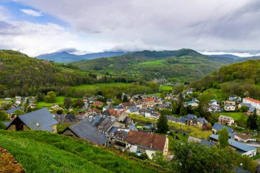 Castillon-en-Couserans köyü ilkbaharda Couserans bölgesinin yeşil ve tepe manzarasının kalbinde yer alır.