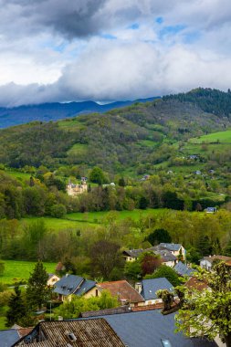 İlkbaharda Castillon-en-Couserans köyünden gelen Couserans bölgesinin yeşil ve tepelik manzarası.