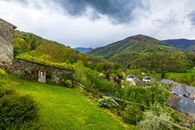 İlkbaharda Castillon-en-Couserans köyünden gelen Couserans bölgesinin yeşil ve tepelik manzarası.