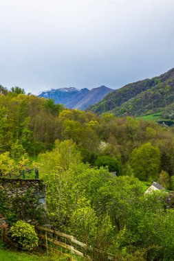 İlkbaharda Castillon-en-Couserans köyünden gelen Couserans bölgesinin yeşil ve tepelik manzarası.