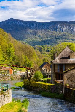 Lez Nehri, Couserans bölgesindeki Audressein Ariege köyünden akıyor.