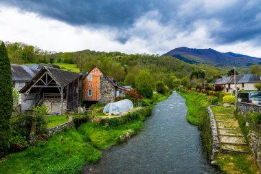 Lez Nehri, Couserans bölgesindeki Audressein Ariege köyünden akıyor.