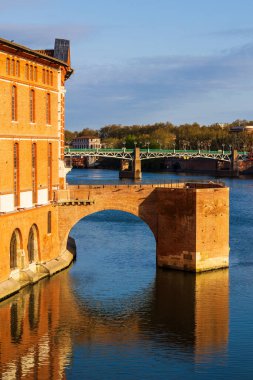 Saint-Cyprien (Saint-Cyprien bölgesi) ile Toulouse Daurade Kilisesi arasında Garonne Nehri 'ni geçmesine izin verilen Pont de la Daurade' nin son iskelesinin kalıntıları.