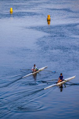 İki kürekçi Toulouse 'daki Garonne' da kürek çekiyorlar.