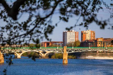 Pont Saint-Pierre Toulouse 'da sabah ışığında Garonne' u geçiyor.