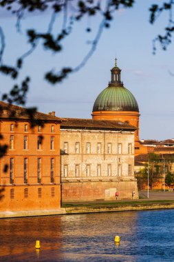 Saint-Joseph de la Grave Kilisesi 'nin kubbesi, Toulouse' daki Garonne rıhtımlarından sabah ışığı altında görüldü.