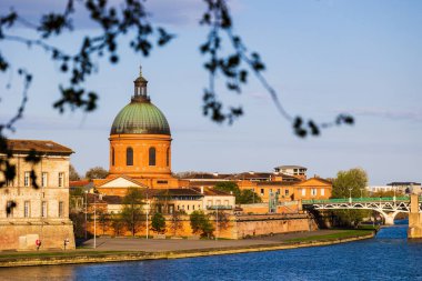 Saint-Joseph de la Grave Kilisesi 'nin kubbesi, Toulouse' daki Garonne rıhtımlarından sabah ışığı altında görüldü.