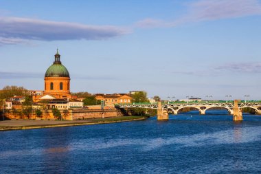 Saint-Joseph de la Grave Şapeli ve Pont Saint-Pierre Kubbesi, Toulouse 'daki Garonne rıhtımlarından sabah ışığı altında görüldü.