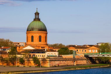 Saint-Joseph de la Grave Şapeli ve Pont Saint-Pierre Kubbesi, Toulouse 'daki Garonne rıhtımlarından sabah ışığı altında görüldü.