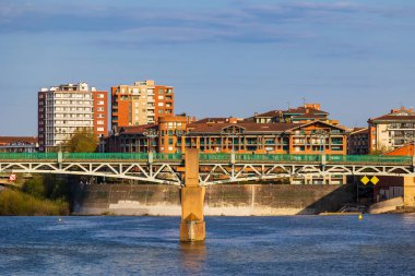 Pont Saint-Pierre Toulouse 'da sabah ışığında Garonne' u geçiyor.
