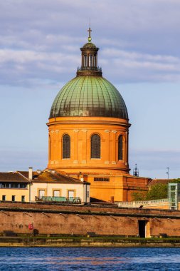 Saint-Joseph de la Grave Kilisesi 'nin kubbesi Toulouse' daki Garonne nehrinin sularına sabah ışığı altında yansıyor.
