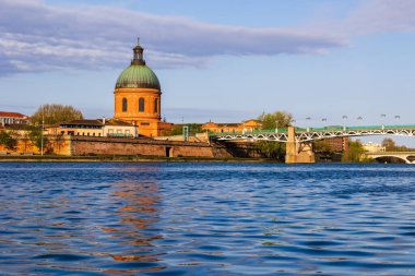 Saint-Joseph de la Grave Şapeli ve Pont Saint-Pierre Kubbesi, Toulouse 'daki Garonne rıhtımlarından sabah ışığı altında görüldü.
