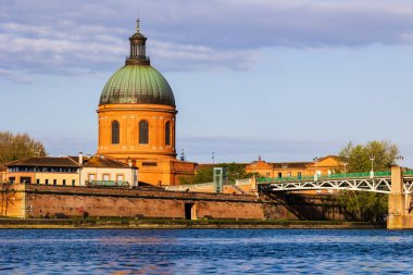 Saint-Joseph de la Grave Şapeli ve Pont Saint-Pierre Kubbesi, Toulouse 'daki Garonne rıhtımlarından sabah ışığı altında görüldü.
