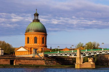 Saint-Joseph de la Grave Şapeli ve Pont Saint-Pierre Kubbesi, Toulouse 'daki Garonne rıhtımlarından sabah ışığı altında görüldü.