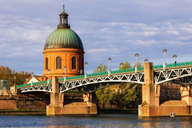 Saint-Joseph de la Grave Şapeli ve Pont Saint-Pierre Kubbesi, Toulouse 'daki Garonne rıhtımlarından sabah ışığı altında görüldü.