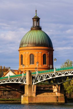 Saint-Joseph de la Grave Şapeli ve Pont Saint-Pierre Kubbesi, Toulouse 'daki Garonne rıhtımlarından sabah ışığı altında görüldü.