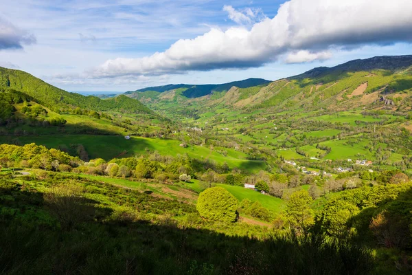 Jordanne Vadisi üzerindeki Panorama ve Saint-Julien-de-Jordanne köyü