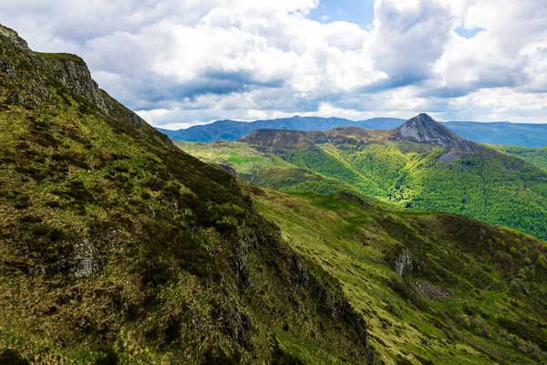 Puy Griou, baharda Jordanne Vadisi civarında.