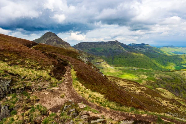 Breche de Rolland 'ın etrafındaki tepeden Puy Mary.