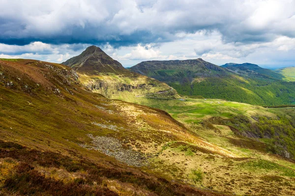 Breche de Rolland 'ın etrafındaki tepeden Puy Mary.