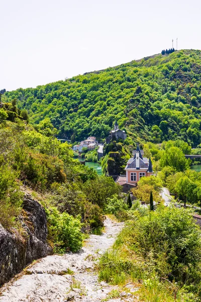Ambialet Panoraması ve Tarn Vadisi, eski manastırdan