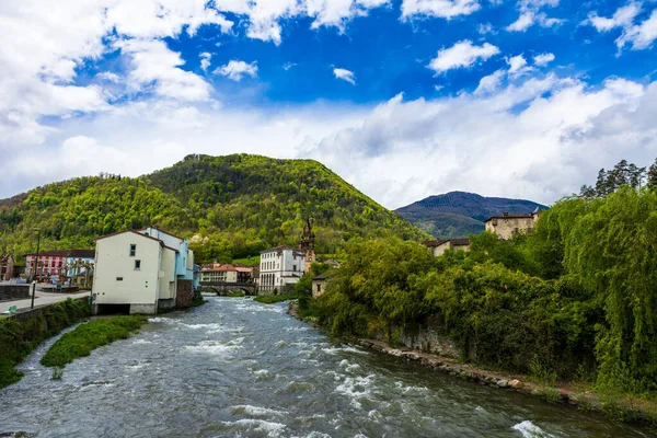Ariege bölgesindeki Couserans Nehrinin eteğindeki Seix belediye binası ve kalesi.