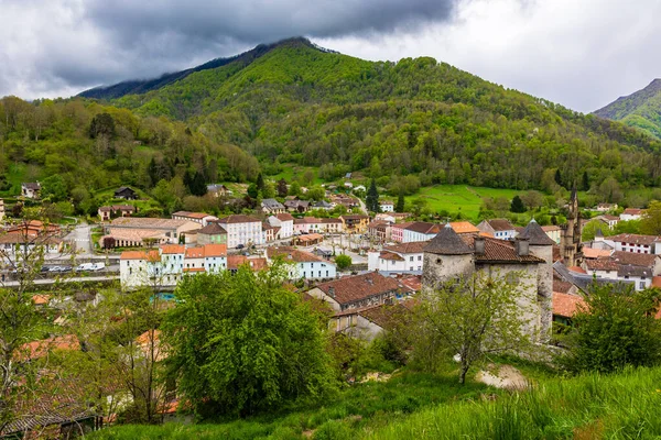 Ariege 'deki Seix köyünün sokaklarından yeşil Couseranların manzarası