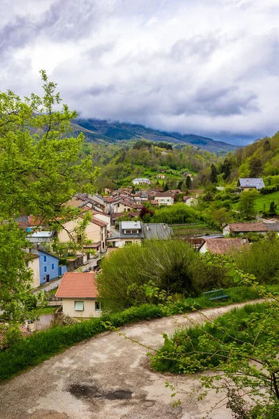 Ariege 'deki Seix köyünün sokaklarından yeşil Couseranların manzarası