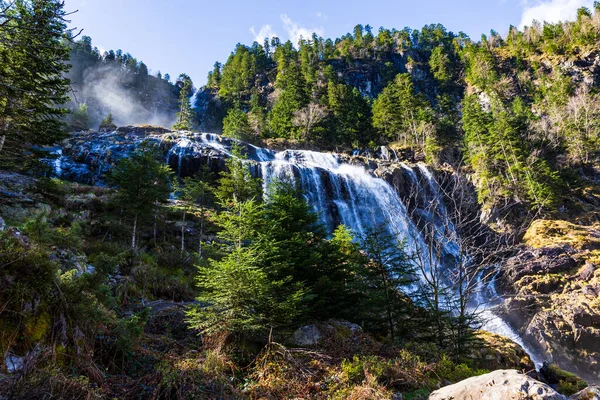 Ars Şelalesi, Haut-Couserans 'ın Pireneler bölgesinde eriyen bahar karıyla şişmiş, Ariege.