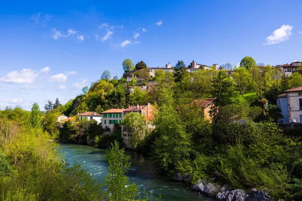 Saint-Lizier kasabası, Piskoposluk Sarayı 'nın egemenliğinde, Salat Nehri kıyısından