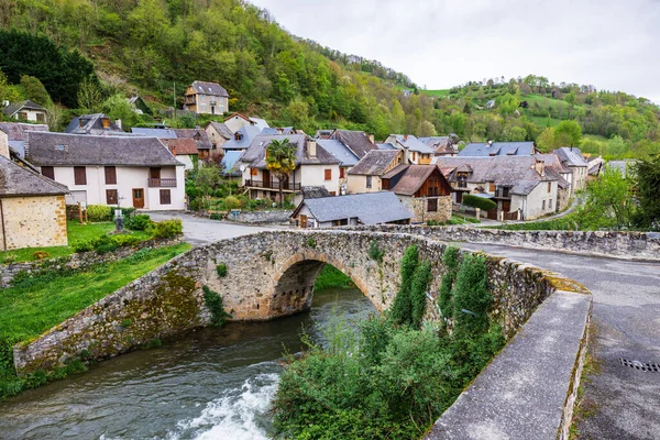 Lez Nehri kıyısındaki Hamlet of Ourjout Couserans bölgesindeki Les Bordes-sur-Lez köyünde.