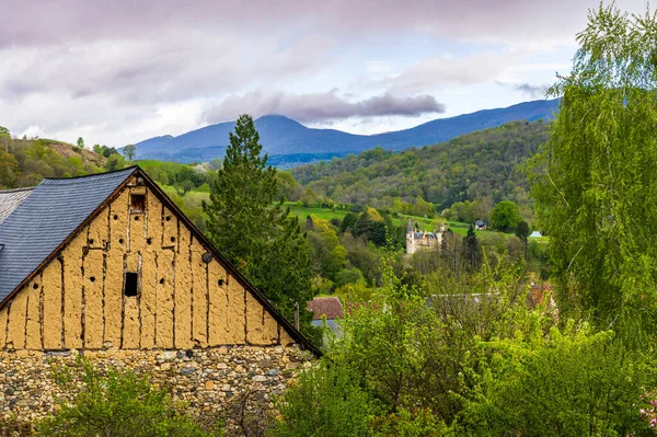 İlkbaharda Castillon-en-Couserans köyünden gelen Couserans bölgesinin yeşil ve tepelik manzarası.