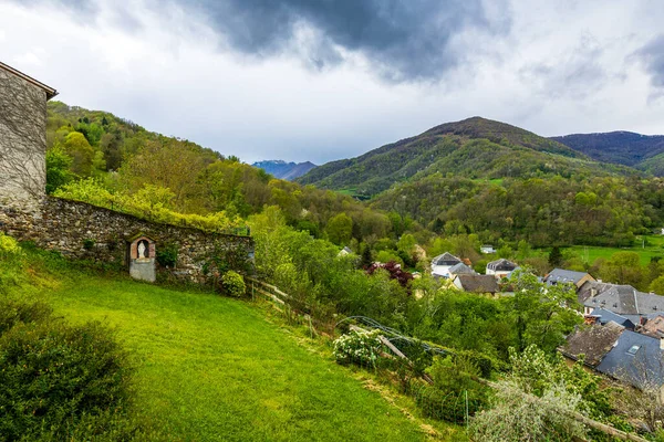 İlkbaharda Castillon-en-Couserans köyünden gelen Couserans bölgesinin yeşil ve tepelik manzarası.