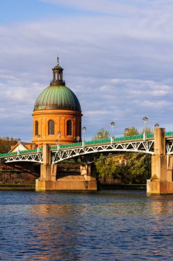 Saint-Joseph de la Grave Şapeli ve Pont Saint-Pierre Kubbesi, Toulouse 'daki Garonne rıhtımlarından sabah ışığı altında görüldü.