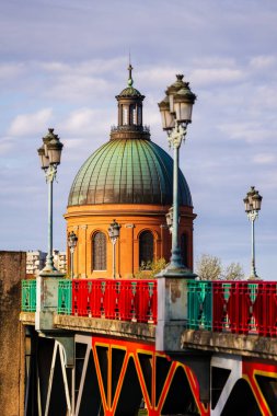 Saint-Joseph de la Grave Şapeli 'nin Kubbesi Toulouse' daki Saint-Pierre Noktasından sabah ışığı altında