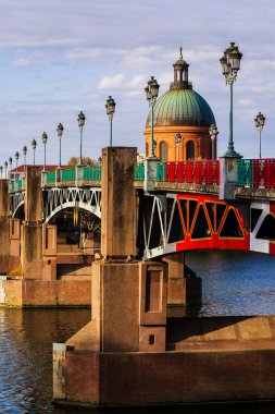 Saint-Joseph de la Grave Şapeli 'nin Kubbesi Toulouse' daki Saint-Pierre Noktasından sabah ışığı altında