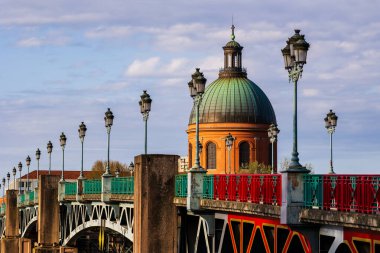 Saint-Joseph de la Grave Şapeli 'nin Kubbesi Toulouse' daki Saint-Pierre Noktasından sabah ışığı altında