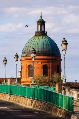Saint-Joseph de la Grave Şapeli 'nin Kubbesi Toulouse' daki Saint-Pierre Noktasından sabah ışığı altında