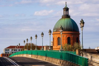 Saint-Joseph de la Grave Şapeli 'nin Kubbesi Toulouse' daki Saint-Pierre Noktasından sabah ışığı altında