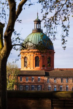 Saint-Joseph de la Grave Şapeli 'nin kubbesi Gezinti güvertesi Henri Martin' den, sabah ışığı altında Garonne rıhtımlarının üstünde.